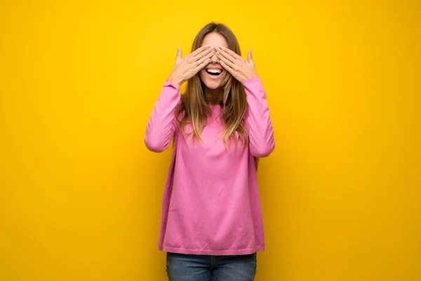 Vrouw Met Roze Trui Gele Wandbekleding Ogen Door Handen Verbaasd — Stockfoto