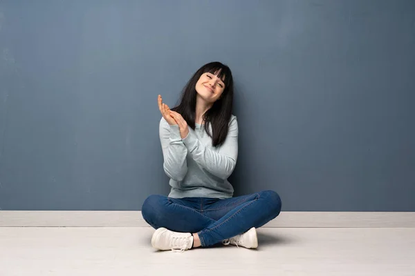 Frau Auf Dem Boden Applaudiert Nach Vortrag Einer Konferenz — Stockfoto