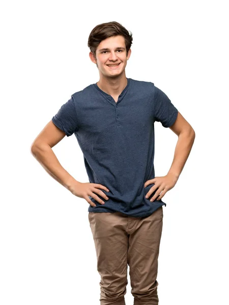 Adolescente Homem Posando Com Braços Quadril Sorrindo Sobre Fundo Branco — Fotografia de Stock