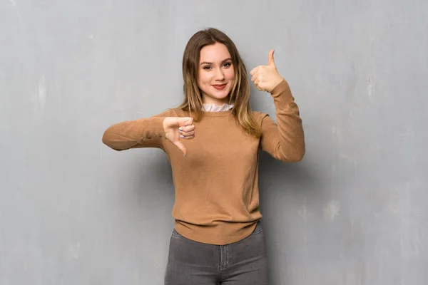 Ragazza Adolescente Oltre Muro Strutturato Facendo Buon Cattivo Segno Indeciso — Foto Stock