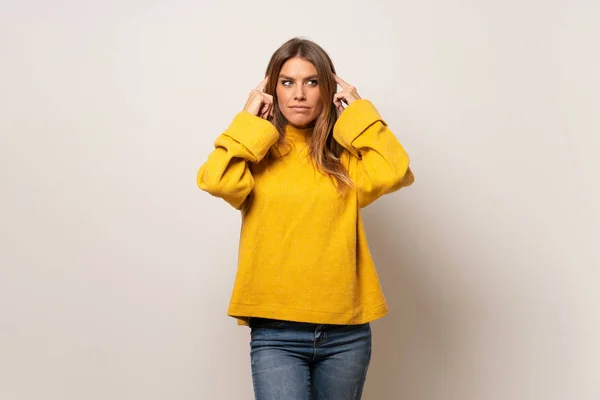 Mulher Com Suéter Amarelo Sobre Parede Isolada Com Dúvidas Pensamento — Fotografia de Stock