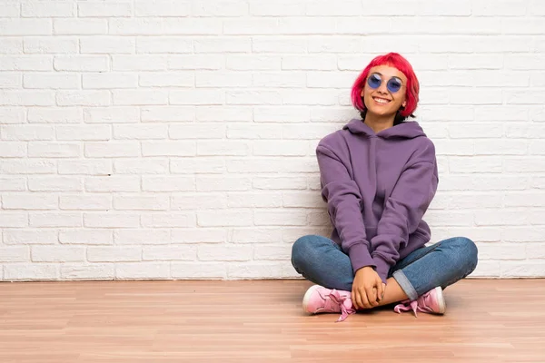 Mujer Joven Con Pelo Rosa Sentado Suelo Con Gafas Feliz — Foto de Stock