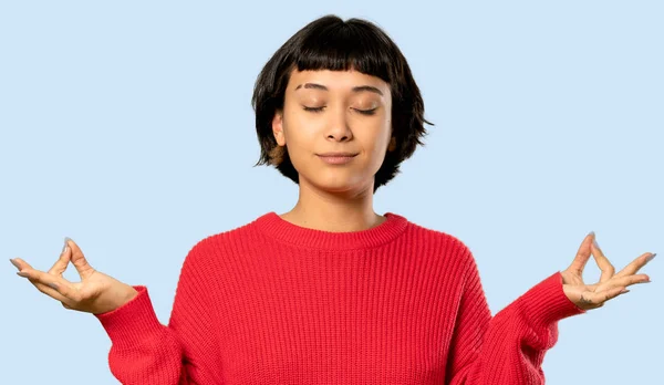 Kurzes Haar Mädchen Mit Rotem Pullover Zen Pose Auf Isoliertem — Stockfoto