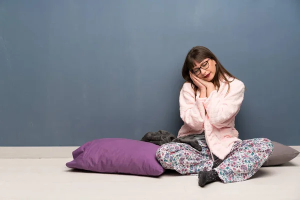 Mujer Pijama Suelo Haciendo Gesto Sueño Expresión Dorable — Foto de Stock