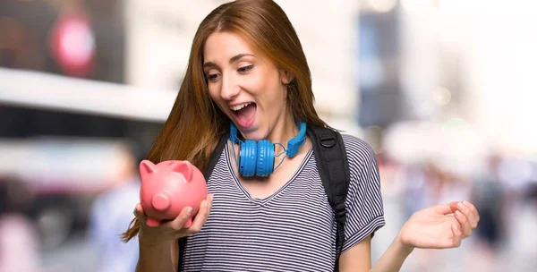 Vöröshajú Diák Meglepett Miközben Városban Egy Piggybank — Stock Fotó