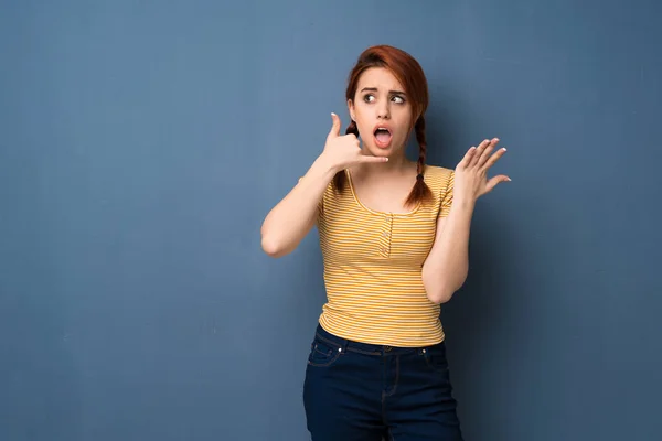Telefon Jest Yapma Şüphe Mavi Arka Plan Genç Kızıl Saçlı — Stok fotoğraf