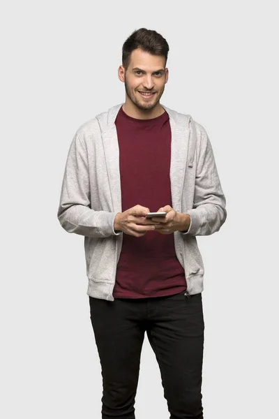 Mann Mit Sweatshirt Sendet Eine Nachricht Mit Dem Handy Vor — Stockfoto