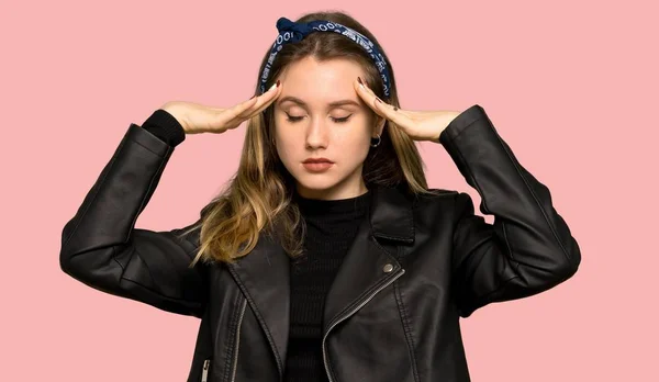Tinédzser Lány Bőr Kabát Boldogtalan Frusztrált Valami Elszigetelt Rózsaszín Háttér — Stock Fotó