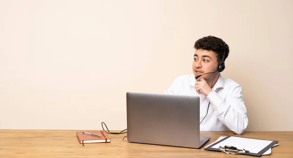 Hombre Telemarketer Pensando Una Idea Mientras Mira Hacia Arriba — Foto de Stock