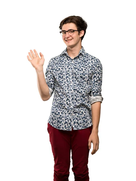 フラワー シャツと分離の白い背景の上に幸せな表情で手で敬礼ガラス — ストック写真