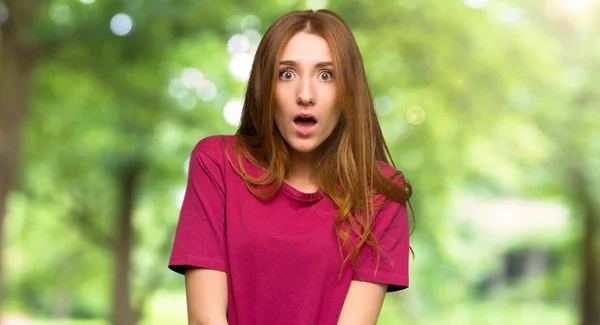 Junges Rothaariges Mädchen Mit Überraschung Und Schockiertem Gesichtsausdruck Park — Stockfoto