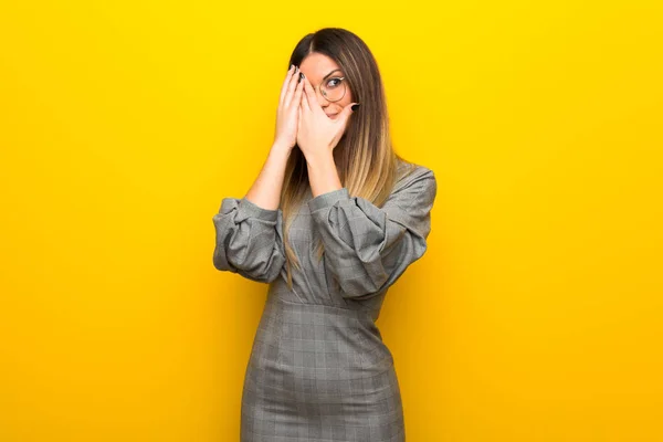 Mujer Joven Con Gafas Sobre Pared Amarilla Cubriendo Los Ojos —  Fotos de Stock