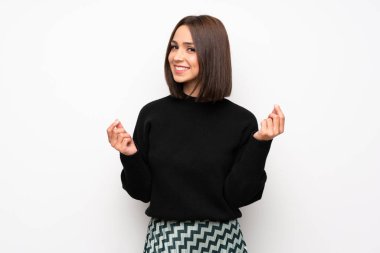 Beyaz duvar para jest yapma genç kadın