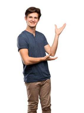 Eller izole beyaz arka plan üzerinde gelmek davet için tarafına uzanan genç adam