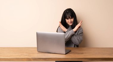 Hiçbir hareketi yapma onu laptop ile çalışan genç kadın