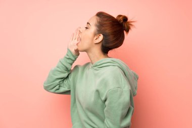 Kazak bağırarak ağzı lateral için açık olan kadınla genç redhead