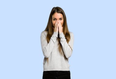 genç kız çok mavi arka plan dudaklarından kapsayan süre gülümseyen