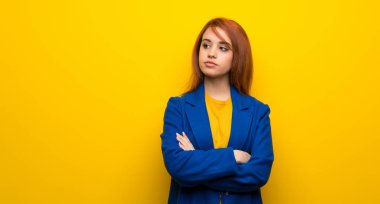 Trençkot portre ile genç Kızıl saçlı kadın