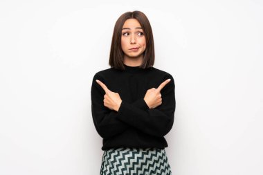 Beyaz duvar şüpheleri laterallerin işaret eden genç kadın