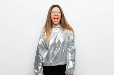 Ağız açık ile ön bağırarak beyaz duvarın üzerinden gözlüklü genç kadın