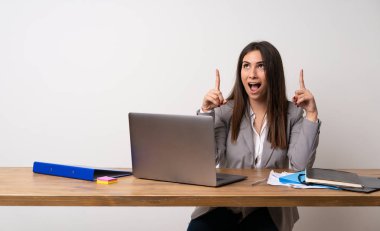 İş kadını şaşırttı ve yukarı dönük bir ofiste