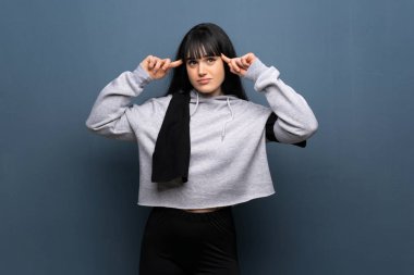 Şüpheleri ve düşünme genç spor kadın