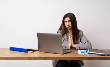 İş kadını bir ofiste birlikte palm tutar. Kişi için bir şey sorar