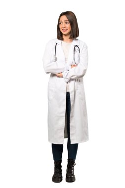 Tarafına izole beyaz arka plan üzerinde arayan bir genç doktor kadın tam uzunlukta bir kadeh