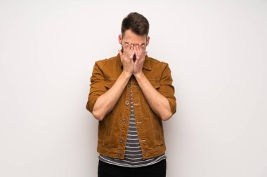 Yakışıklı adam yorgun ve hasta ifade ile beyaz duvar