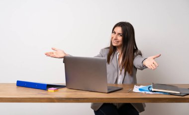 İş kadını bir ofiste sunulması ve el ile gelmek için davet