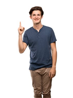 İzole beyaz arka plan üzerinde parmak kaldırma süre çözüm isteyen genç adam anlar