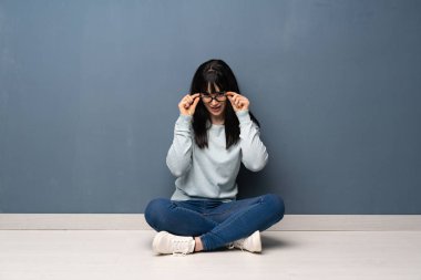 Gözlüklü ve sürpriz katta oturan kadın