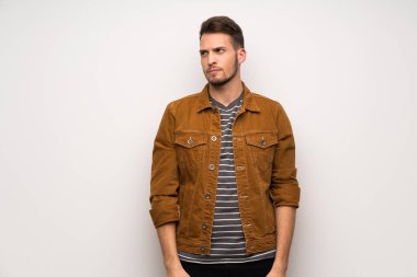 Beyaz duvar duygu üzgün yakışıklı adam