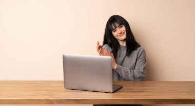 Bir konferansta sunum sonrası applauding onu laptop ile çalışan genç kadın