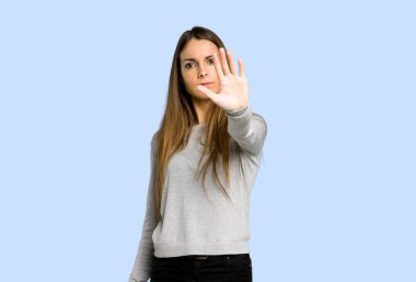 genç kız mavi arka plan üzerinde yanlış düşünüyor bir durum inkar durdurmak jest yapma
