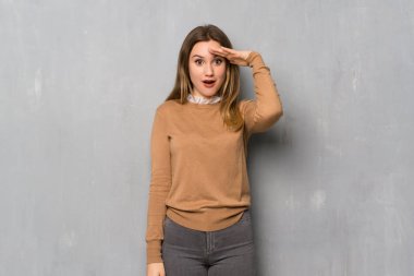 Genç kız dokulu duvar üzerinde bir şeyin farkına vardım ve çözüm isteyen vardır