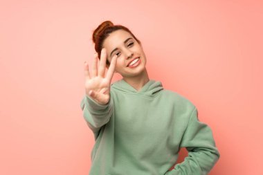 Kazak mutlu ve sayım dört parmak ile olan genç Kızıl saçlı kadın