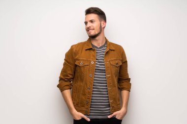 Beyaz duvar gülümseyen üzerinden yakışıklı adam