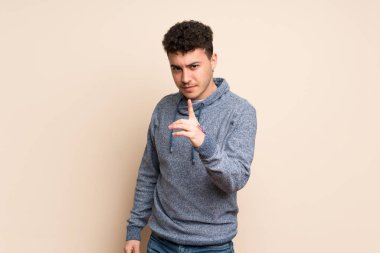 Cepheye dönük ve hayal kırıklığına uğramış izole duvarın üzerinden genç adam