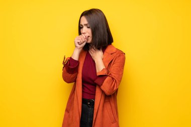 Montlu genç kadın ile öksürük acı ve kötü hissediyor