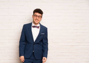 Erkek takım elbise ve kravat gözlüklü ve mutlu