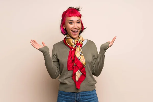 Mladá Žena Růžovými Vlasy Nad Žluté Zdi Usmívající Hodně — Stock fotografie