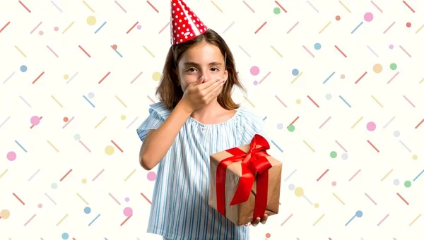 Bambina Una Festa Compleanno Con Regalo Che Copre Bocca Con — Foto Stock