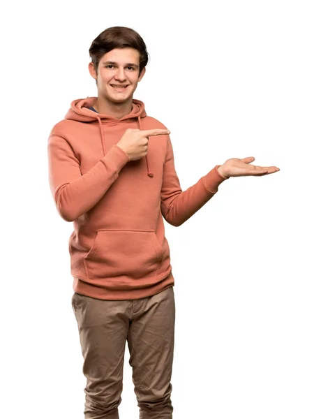 Teenager Mann Mit Sweatshirt Mit Kopierraum Imaginäre Auf Der Handfläche — Stockfoto