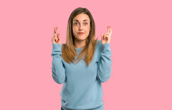 Mulher Loira Com Camisa Azul Com Dedos Cruzando Desejando Melhor — Fotografia de Stock