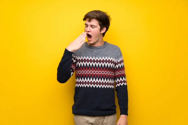 Adolescente Uomo Sopra Parete Gialla Sbadigliando Coprendo Bocca Spalancata Con — Foto Stock