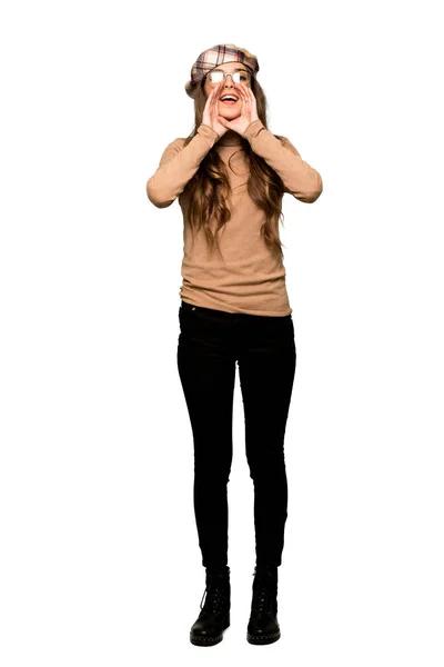 Полнометражный Снимок Молодой Женщины Беретом Кричащей Объявляющей Изолированном Белом Фоне — стоковое фото