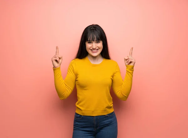 Vrouw Met Gele Trui Roze Muur Wijzen Met Wijsvinger Een — Stockfoto