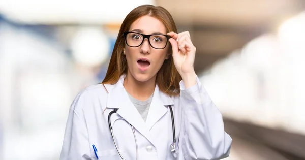 Mulher Médica Ruiva Com Óculos Surpresa Hospital — Fotografia de Stock