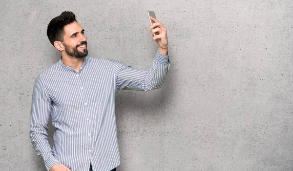 Zarif Bir Selfie Dokulu Duvar Üstüne Yapma Gömlek Adamla — Stok fotoğraf